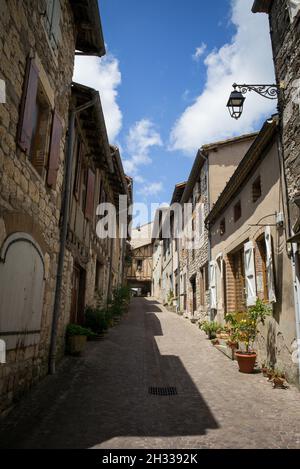 Castelnau de Montmiral (sud de la France) : allée pavée dans le village Banque D'Images