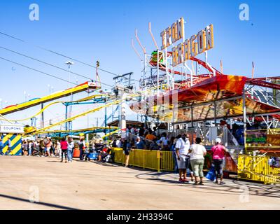 DALLAS, ÉTATS-UNIS - 19 octobre 2021 : une photo de manèges et de stands à la foire de l'État du Texas Banque D'Images