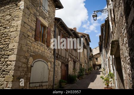 Castelnau de Montmiral (sud de la France) : allée pavée dans le village Banque D'Images