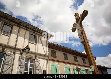 Castelnau de Montmiral (sud de la France) : maison à colombages et croix dans le village Banque D'Images