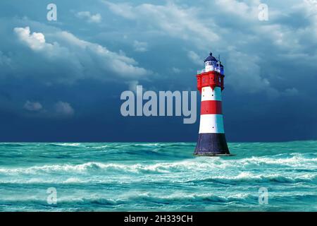 Der Leuchtturm Roter Sand vor einem Gewitter, Himmel, dunkler Himmel, Wesermündung, Aussenweser,Außenweser, Leuchtfeuer, Turm, Historischer Leuchttur Banque D'Images