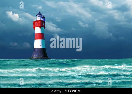 Der Leuchtturm Roter Sand vor einem Gewitter, Himmel, dunkler Himmel, Wesermündung, Aussenweser,Außenweser, Leuchtfeuer, Turm, Historischer Leuchttur Banque D'Images