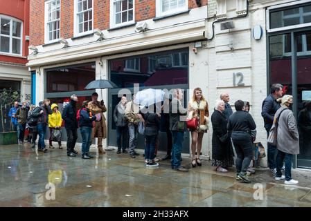 Londres, Royaume-Uni.25 octobre 2021.Les fans de Bowie font la queue pour entrer dans le nouveau magasin éclair de Heddon Street dans le West End.Ouvert 75 jours avant le 75e anniversaire du chanteur, le pop-up est situé près de l'endroit où Bowie a posé comme Ziggy Stardust sur la couverture de son album de 1972 The Rise and Fall of Ziggy Stardust and the Spider de Mars.Le magasin vend des disques et des souvenirs en édition limitée, présentés par sa succession, et sera ouvert jusqu'en janvier 2022.Une boutique sœur ouvrira ses portes à New York et fera partie d’une célébration d’un an du 75e anniversaire de David Bowie.Credit: Stephen Chung / Alamy Live News Banque D'Images