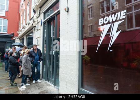 Londres, Royaume-Uni.25 octobre 2021.Les fans de Bowie font la queue pour entrer dans le nouveau magasin éclair de Heddon Street dans le West End.Ouvert 75 jours avant le 75e anniversaire du chanteur, le pop-up est situé près de l'endroit où Bowie a posé comme Ziggy Stardust sur la couverture de son album de 1972 The Rise and Fall of Ziggy Stardust and the Spider de Mars.Le magasin vend des disques et des souvenirs en édition limitée, présentés par sa succession, et sera ouvert jusqu'en janvier 2022.Une boutique sœur ouvrira ses portes à New York et fera partie d’une célébration d’un an du 75e anniversaire de David Bowie.Credit: Stephen Chung / Alamy Live News Banque D'Images