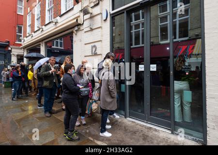 Londres, Royaume-Uni.25 octobre 2021.Les fans de Bowie font la queue pour entrer dans le nouveau magasin éclair de Heddon Street dans le West End.Ouvert 75 jours avant le 75e anniversaire du chanteur, le pop-up est situé près de l'endroit où Bowie a posé comme Ziggy Stardust sur la couverture de son album de 1972 The Rise and Fall of Ziggy Stardust and the Spider de Mars.Le magasin vend des disques et des souvenirs en édition limitée, présentés par sa succession, et sera ouvert jusqu'en janvier 2022.Une boutique sœur ouvrira ses portes à New York et fera partie d’une célébration d’un an du 75e anniversaire de David Bowie.Credit: Stephen Chung / Alamy Live News Banque D'Images