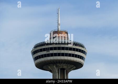 CHUTES NIAGARA, CANADA - 29 MAI 2016 : tour Skylon avec ciel bleu dans les chutes Niagara, vue du côté canadien dans les chutes Niagara Banque D'Images