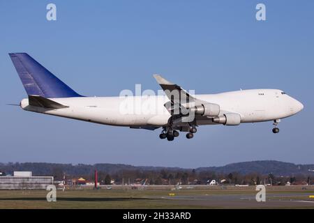 GRAZ, AUTRICHE - 04 avril 2021 : atterrissage de l'avion cargo Aerotranscargo Boeing 747-400 à Graz, Autriche Banque D'Images