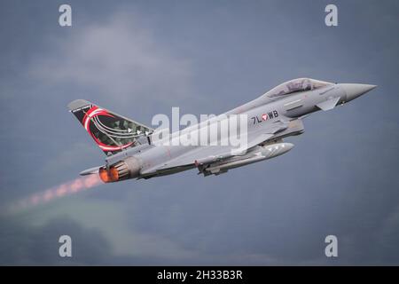 ZELTWEG, AUTRICHE - 07 septembre 2019 : décollage de l'Eurofighter Typhoon de l'Armée de l'Air autrichienne (Bundesheer) avec postcombustion complet sous une forte pluie Banque D'Images