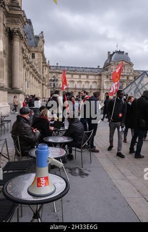 Occupation par des travailleurs sans papiers de la brasserie du musée du Louvre, le Marly, à Paris, en France, le 25 octobre 2021.Près de 200 employés sans papiers dans les secteurs de la livraison, de la restauration, de la construction ou même de la collecte des ordures, soutenus par la CGT, sont en grève pour lutter contre leurs conditions de travail, le plus souvent dégradées, les contrats précaires et les multiples discriminations qu'ils subissent.Photo de Pierrick Villette/avenir Pictures/ABACAPRESS.COM Banque D'Images