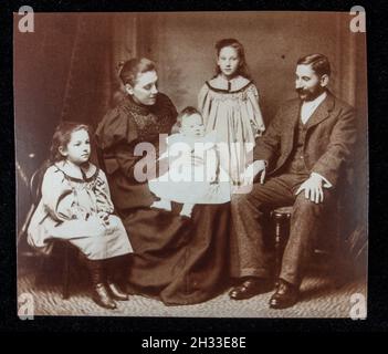 Réplique d'affiches de portrait de famille utilisées pour annoncer Edward Brebis, un artiste photographique victorien de Newcastle-on-Tyne. Banque D'Images