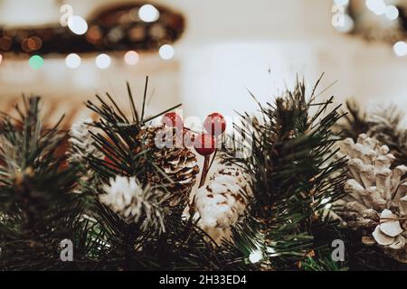 Cônes forestiers sur l'arbre de Noël. Composition du nouvel an. Ambiance festive. Concept de vacances d'hiver Banque D'Images