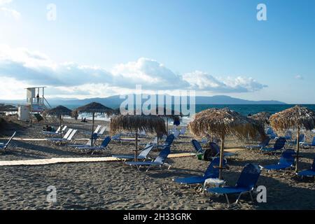 Belle plage d'Agia Marina, Chania, Crete chaises longues sur le sable magnifique destination grecque de vacances Paysage aspect tourné avec l'espace de copie Banque D'Images