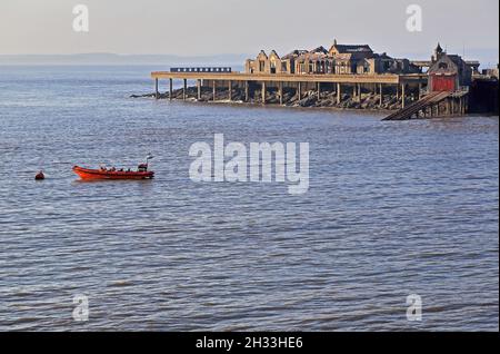 Le canot de sauvetage de l'Atlantique 85 Douglas Murray s'est amarré au large de Weston-super-Mare, au Royaume-Uni, le 17 octobre 2021.Le bateau de sauvetage est en cours d'essais et il est prévu qu'un navire semblable remplacera le Atlantic 75 actuellement utilisé.On peut également voir l'ancienne station de canot de sauvetage de la ville sur l'île de Birnbeck.On espère que cela sera rouvert. Banque D'Images