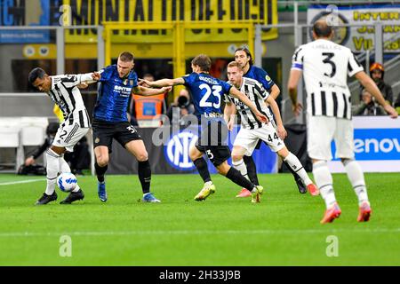 Milan, Italie.24 octobre 2021.Milan Skriniar (37) et Nicolo Barella (23) d'Inter vu contre Dejan Kulusevski (44) et Alex Sandro (12) de Juventus dans la Serie Un match entre Inter et Juventus à Giuseppe Meazza à Milan.(Crédit photo : Gonzales photo/Alamy Live News Banque D'Images