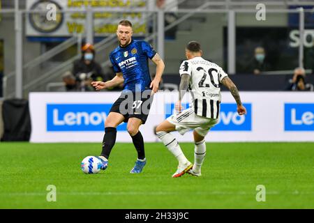 Milan, Italie.24 octobre 2021.Milan Skriniar (37) d'Inter vu dans la série Un match entre Inter et Juventus à Giuseppe Meazza à Milan.(Crédit photo : Gonzales photo/Alamy Live News Banque D'Images