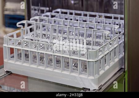 Plateau avec verres dans un lave-vaisselle commercial ouvert Banque D'Images