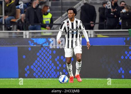 Milan, Italie.24 octobre 2021.Juan Cuadrado (11) de Juventus vu dans la série Un match entre Inter et Juventus à Giuseppe Meazza à Milan.(Crédit photo : Gonzales photo/Alamy Live News Banque D'Images