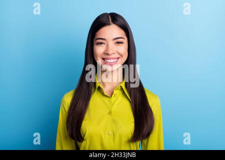 Photo de jeune femme attrayante heureux positif sourire Toothy porter chemise isolée sur fond bleu de couleur Banque D'Images