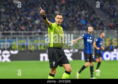 Milan, Italie.24 octobre 2021.L'arbitre Maurizio Mariani a vu dans la série Un match entre Inter et Juventus à Giuseppe Meazza à Milan.(Crédit photo : Gonzales photo/Alamy Live News Banque D'Images