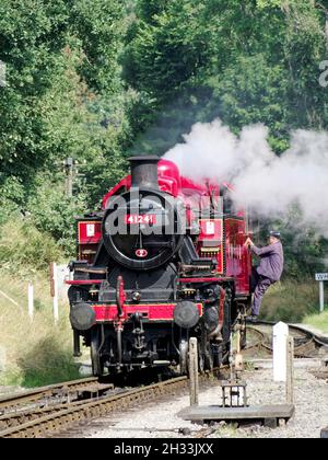 Le centre de vapeur Ivatt classe 2-6-2T sur le chemin de fer Keighley & Worth Valley circule autour de son train à la gare d'Oxenhope. Banque D'Images