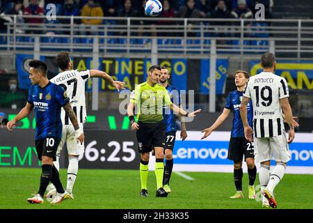 Milan, Italie.24 octobre 2021.L'arbitre Maurizio Mariani a vu dans la série Un match entre Inter et Juventus à Giuseppe Meazza à Milan.(Crédit photo : Gonzales photo/Alamy Live News Banque D'Images