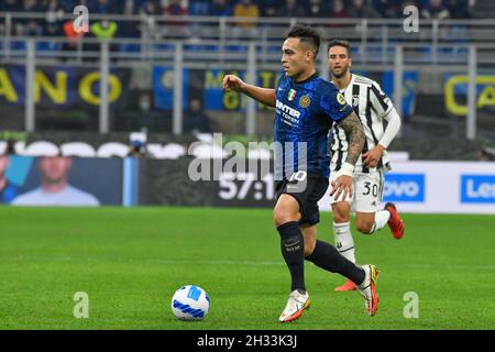 Milan, Italie.24 octobre 2021.Lautaro Martinez (10) d'Inter vu dans la série Un match entre Inter et Juventus à Giuseppe Meazza à Milan.(Crédit photo : Gonzales photo/Alamy Live News Banque D'Images