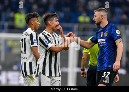 Milan, Italie.24 octobre 2021.Paulo Dybala (10) de Juventus et Milan Skriniar (37) d'Inter vu après la série Un match entre Inter et Juventus à Giuseppe Meazza à Milan.(Crédit photo : Gonzales photo/Alamy Live News Banque D'Images