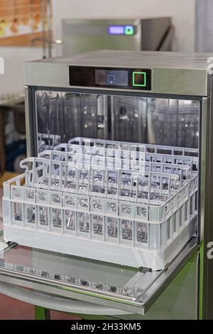 Plateau avec verres dans un lave-vaisselle commercial ouvert Banque D'Images