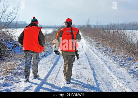 Chasseurs dans la neige en Hongrie Banque D'Images
