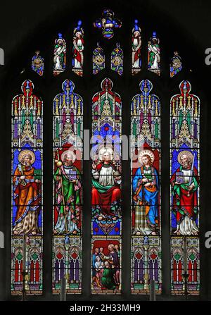Une fenêtre en vitraux de William Wailes représentant Christ Enthroned flanqué de disciples, All Saints Church, Kings Cliffe, Northamptonshire Banque D'Images