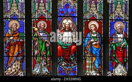 Une fenêtre en vitraux de William Wailes représentant Christ Enthroned flanqué de disciples, All Saints Church, Kings Cliffe, Northamptonshire Banque D'Images