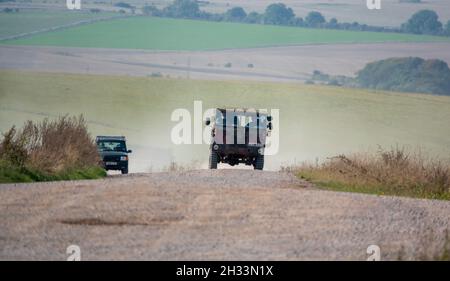 Ex British-Army Steyr-Daimler-Puch - BAE Systems Pinzgauer véhicule utilitaire tout-terrain 4x4 haute mobilité plus Land Rover Discovery Mk II Wilts Royaume-Uni Banque D'Images