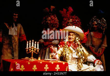 Derek Godfrey (roi Louis XIV) à MOLIÈRE par Boulgakov à la Royal Shakespeare Company (RSC), l'autre endroit, Stratford-upon-Avon 05/08/1982 dans une nouvelle version par Dusty Hughes Set design: Ralph Koltai costumes: Annena Stubbs éclairage: Leo Leibovici réalisateur: Bill Alexander Banque D'Images