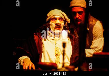 l-r: Antony Sher (Molière), David Troughton (Bouton) à MOLIÈRE par Boulgakov à la Royal Shakespeare Company (RSC), le Pit, Barbican Centre, Londres EC2 08/09/1983 dans une nouvelle version par Dusty Hughes Set design: Ralph Koltai costumes: Annena Stubbs éclairage: Leo Leibovici réalisateur: Bill Alexander Banque D'Images