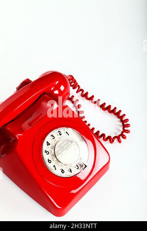 Ancien téléphone rouge GPO vintage isolé sur fond blanc Banque D'Images