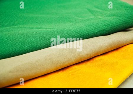 Échantillons de tissus colorés et brillants pour meubles et tissus d'ameublement.Gros plan d'une palette de bandes textiles abstraites de différentes couleurs. Banque D'Images