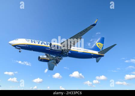 Santorini, Grèce -août-30-2021 Boeing 737 de la compagnie aérienne irlandaise à bas prix Ryanair Banque D'Images