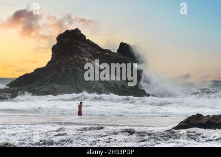 vagues sur un rocher Banque D'Images