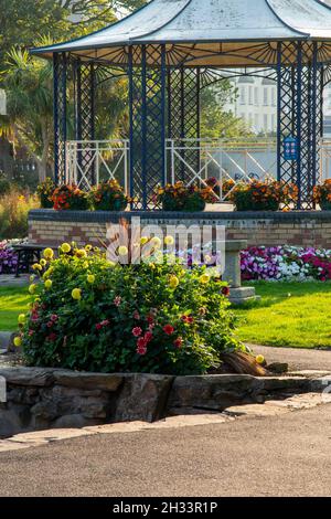 Kiosque et jardins formels sur la promenade du front de mer à Ilfracombe, station balnéaire populaire sur la côte nord du Devon, dans le sud-ouest de l'Angleterre britannique Banque D'Images