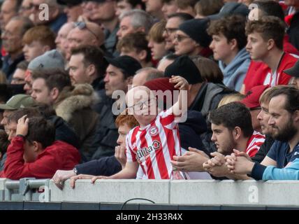 Brentford, Royaume-Uni.24 octobre 2021.Woody, fan de Brentford, lors du match de la Premier League entre Brentford et Leicester City au Brentford Community Stadium, à Brentford, en Angleterre, le 24 octobre 2021.Photo par Andrew Aleksiejczuk/Prime Media Images.Crédit : Prime Media Images/Alamy Live News Banque D'Images