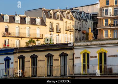 Vue sur la ville d'Ilfracombe une station balnéaire populaire sur la côte nord du Devon dans le sud-ouest de l'Angleterre britannique entouré de collines. Banque D'Images