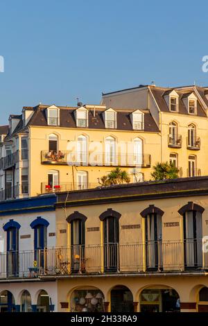 Vue sur la ville d'Ilfracombe une station balnéaire populaire sur la côte nord du Devon dans le sud-ouest de l'Angleterre britannique entouré de collines. Banque D'Images