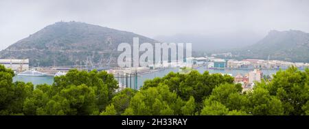 Vue sur le port et la base navale depuis le parc Torres, dans la ville méditerranéenne de Carthagène, en Espagne. Banque D'Images