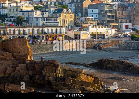 Vue sur la plage et la ville d'Ilfracombe une station balnéaire populaire sur la côte nord du Devon dans le sud-ouest de l'Angleterre britannique entouré de collines. Banque D'Images