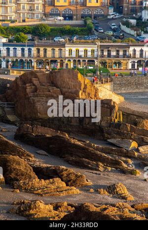 Vue sur la plage et la ville d'Ilfracombe une station balnéaire populaire sur la côte nord du Devon dans le sud-ouest de l'Angleterre britannique entouré de collines. Banque D'Images
