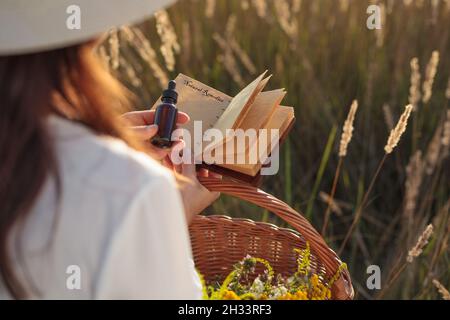 Natural readme, flacon compte-gouttes - MAQUETTE, livre vide.Copier l'espace pour le texte. Banque D'Images