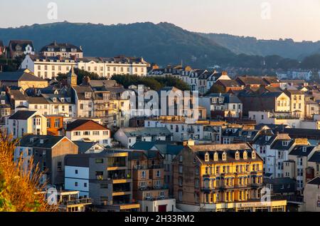 Vue sur la ville d'Ilfracombe une station balnéaire populaire sur la côte nord du Devon dans le sud-ouest de l'Angleterre britannique entouré de collines. Banque D'Images