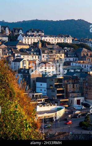 Vue sur la ville d'Ilfracombe une station balnéaire populaire sur la côte nord du Devon dans le sud-ouest de l'Angleterre britannique entouré de collines. Banque D'Images