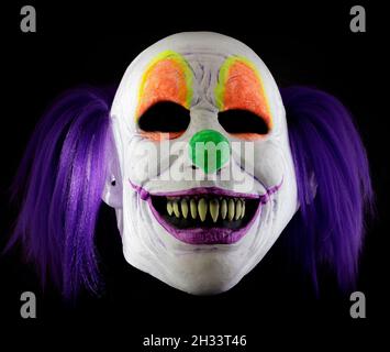 Clown violet Neon Killer isolé contre fond noir Banque D'Images