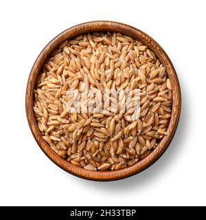 Pelt farro de wholegrain dans un bol en bois isolé sur fond blanc.Vue de dessus. Banque D'Images